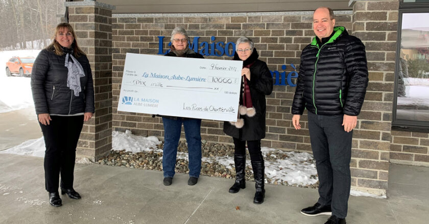 Les puces de Chartierville remettent 10 000 $ à Maison Aube-Lumière
