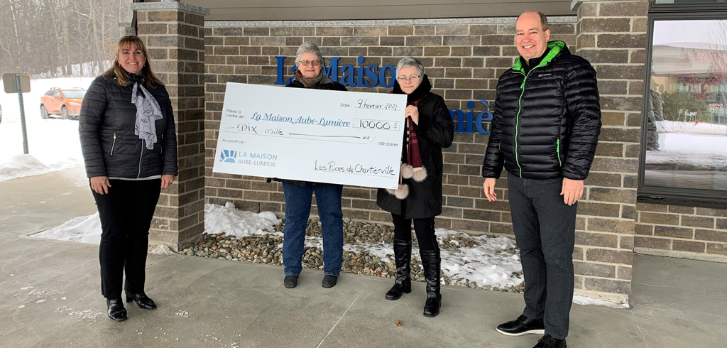 Les puces de Chartierville remettent 10 000 $ à Maison Aube-Lumière