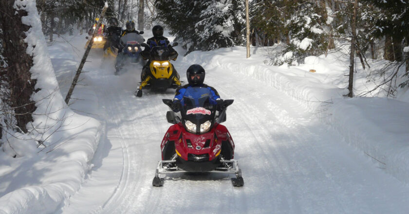 Pratique de la motoneige dans le Haut-Saint-François