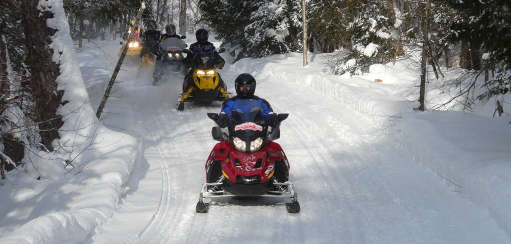 Pratique de la motoneige dans le Haut-Saint-François