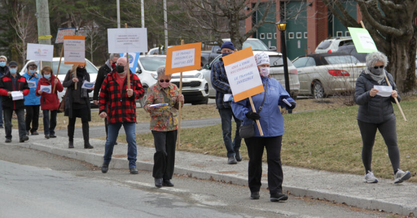 Près de 25 personnes marchaient dans les rues de Dudswell pour réclamer une Journée nationale du travail invisible