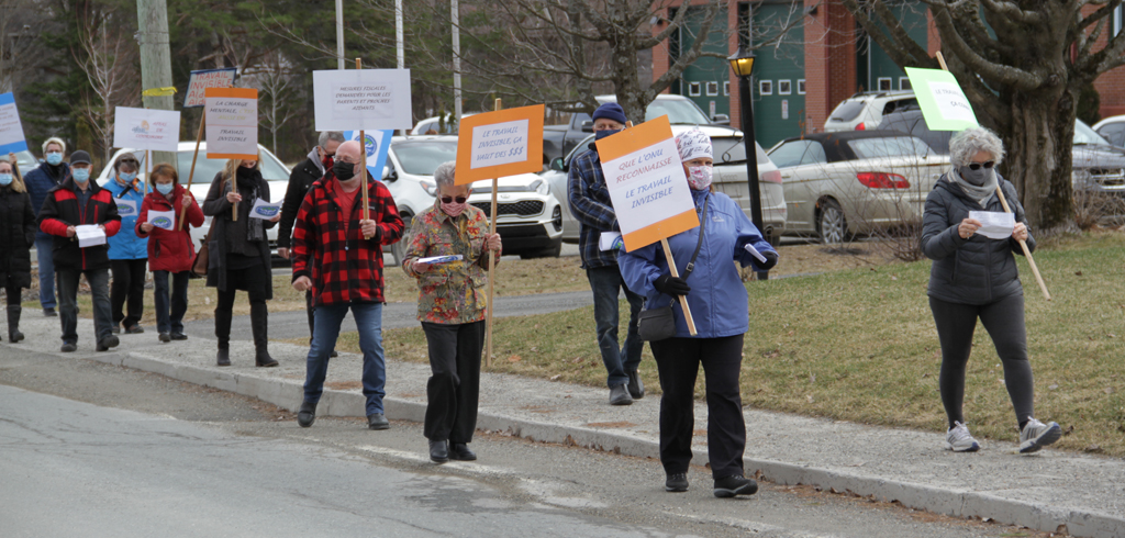 Près de 25 personnes marchaient dans les rues de Dudswell pour réclamer une Journée nationale du travail invisible