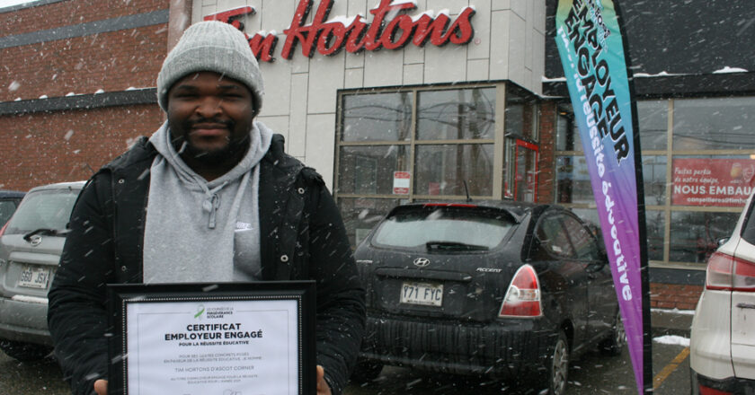 Dylan Mdouman-Biwole, gérant au Tim Hortons à Ascot Corner, est fort heureux de cette marque d’appréciation